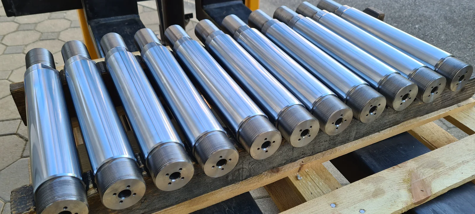 Fertige verchromte Metallbauteile