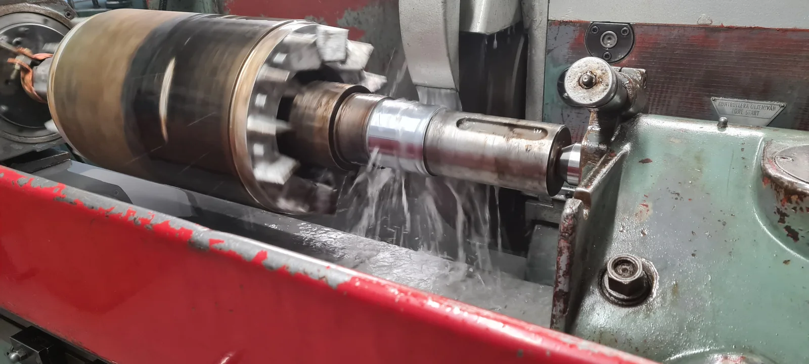 Schleifen eines zylindrischen Metallbauteils